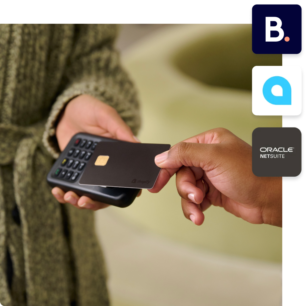 Asiakas napauttaa luottokorttia POS-päätteellä. Kuvan päällä on logot useille Shopifyn sertifioiduille ERP-integroinneille: Bright Pearl, Acumatica ja Oracle Netsuite.