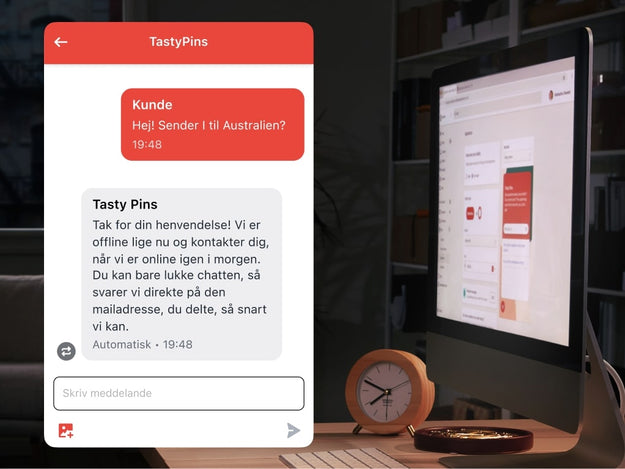 Et billede af en virksomhedsejers baglokale om aftenen. Der er et åbent chatvindue med en besked til kunden om, at livechatten ikke er tilgængelig lige nu. Shopify Inbox gemmer mailadresser og telefonnumre, så virksomhedsejeren kan kontakte kunderne på et senere tidspunkt.