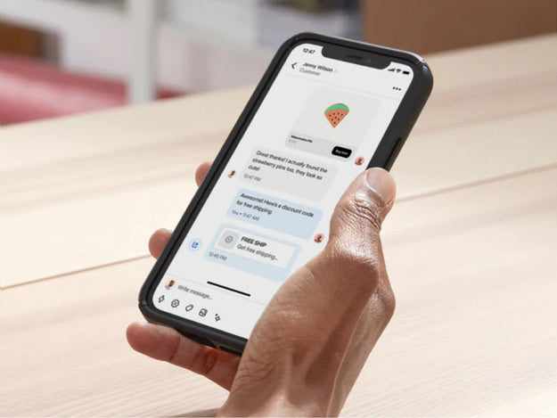 A proprietária da loja vai até o backoffice e usa o Shopify Inbox para conversar com uma cliente no dispositivo móvel dela. Ela compartilha um código de desconto no chat para fechar a venda.
