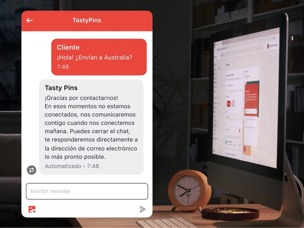 Una imagen de la oficina del propietario de un negocio. Es de noche y hay una ventana de chat abierta con un mensaje de ausencia que le informa al cliente que el chat en vivo no está disponible. Shopify Inbox captura los correos electrónicos y los números de teléfono para que el propietario del negocio pueda comunicarse con los clientes en el futuro.