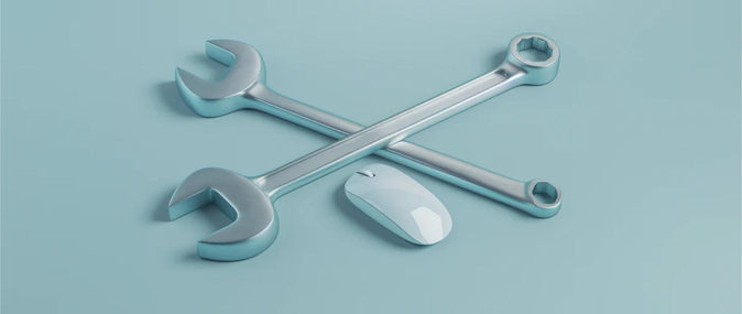 Herramientas de marketing digital representadas por dos herramientas en forma de X junto a un ratón de ordenador, sobre un fondo azul claro.