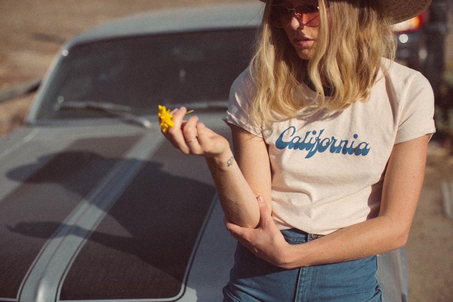 Photo de style de vie de modèles portant des t-shirts avec slogan
