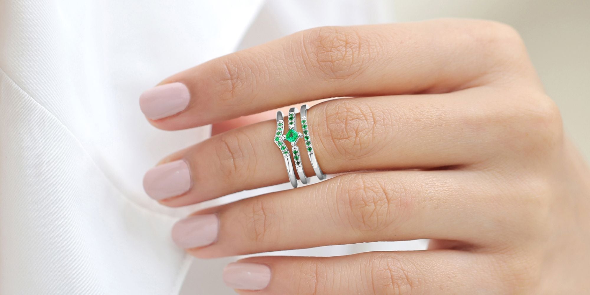 Sakshi Emerald White Gold Ring Nisha Kali.jpg.jpg__PID:9d4578f5-0796-4c6c-88dd-924dcf4dd5e9