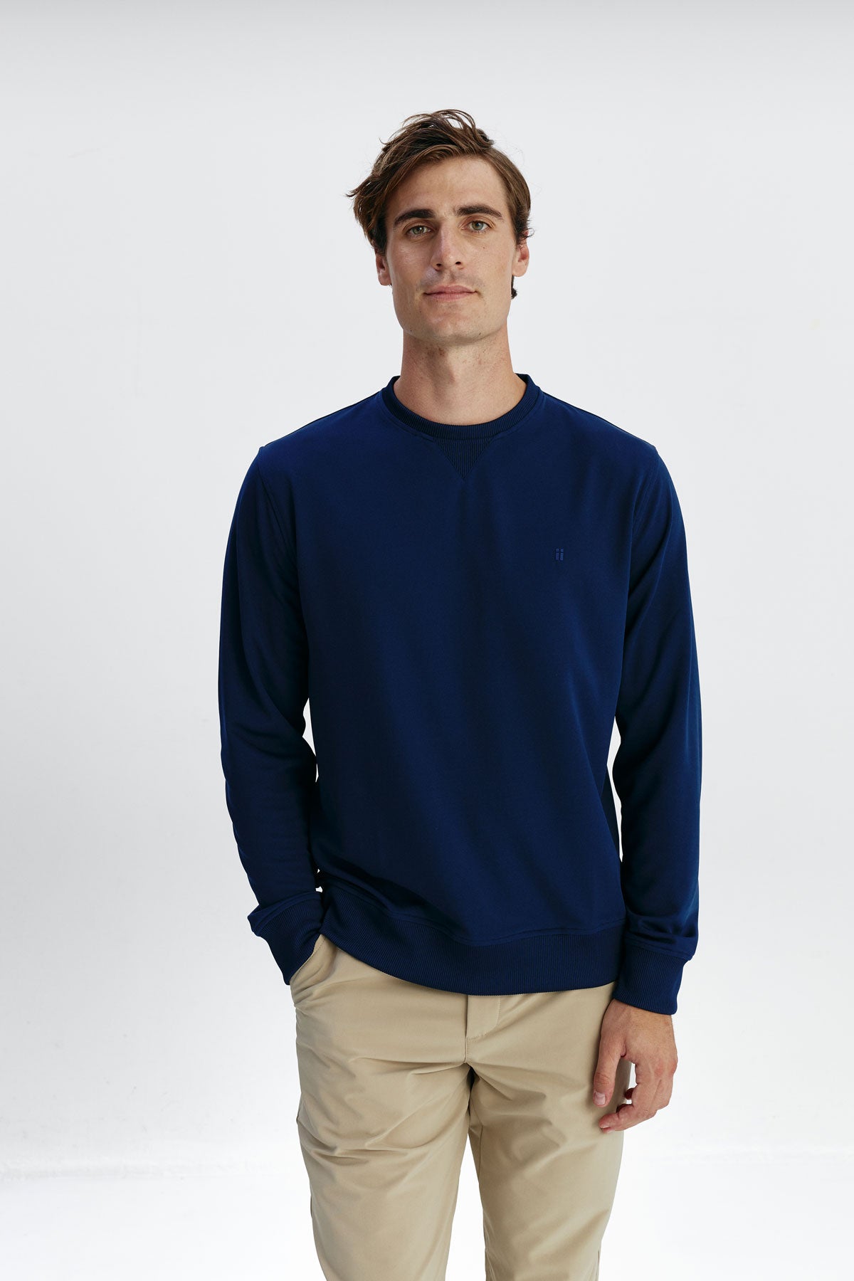 Sudadera azul marino con tecnología antimanchas y antiarrugas. Foto de frente.
