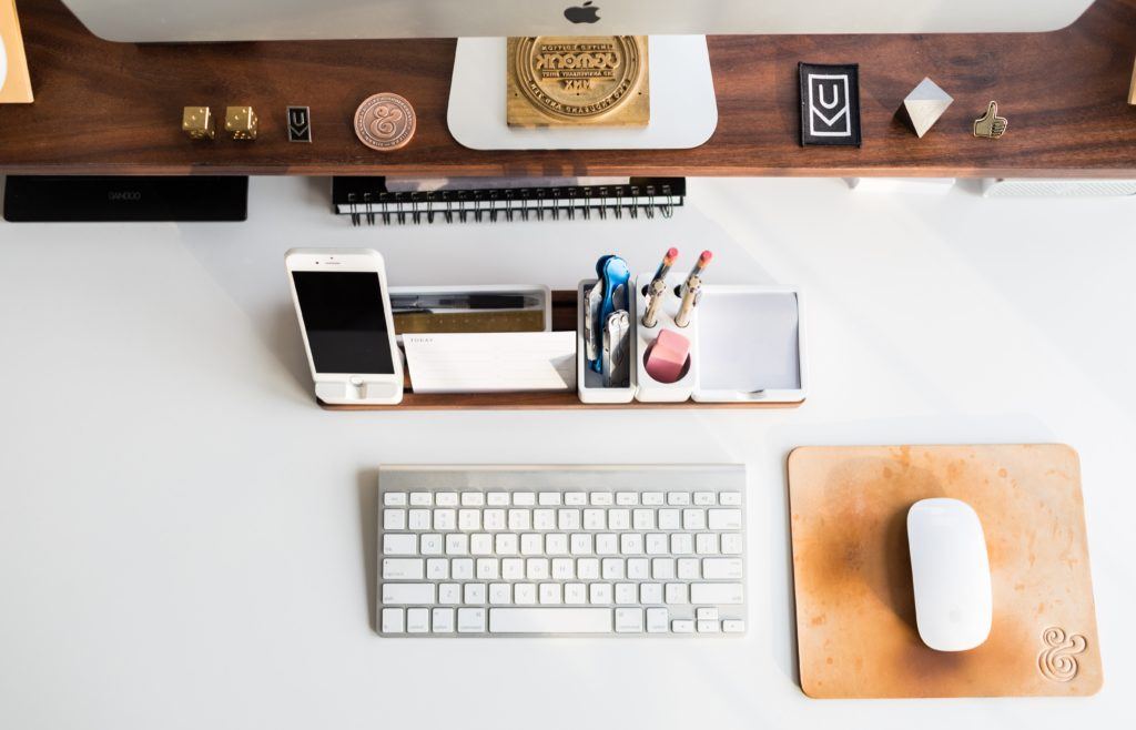 Augeräumter Arbeitsplatz im Home Office